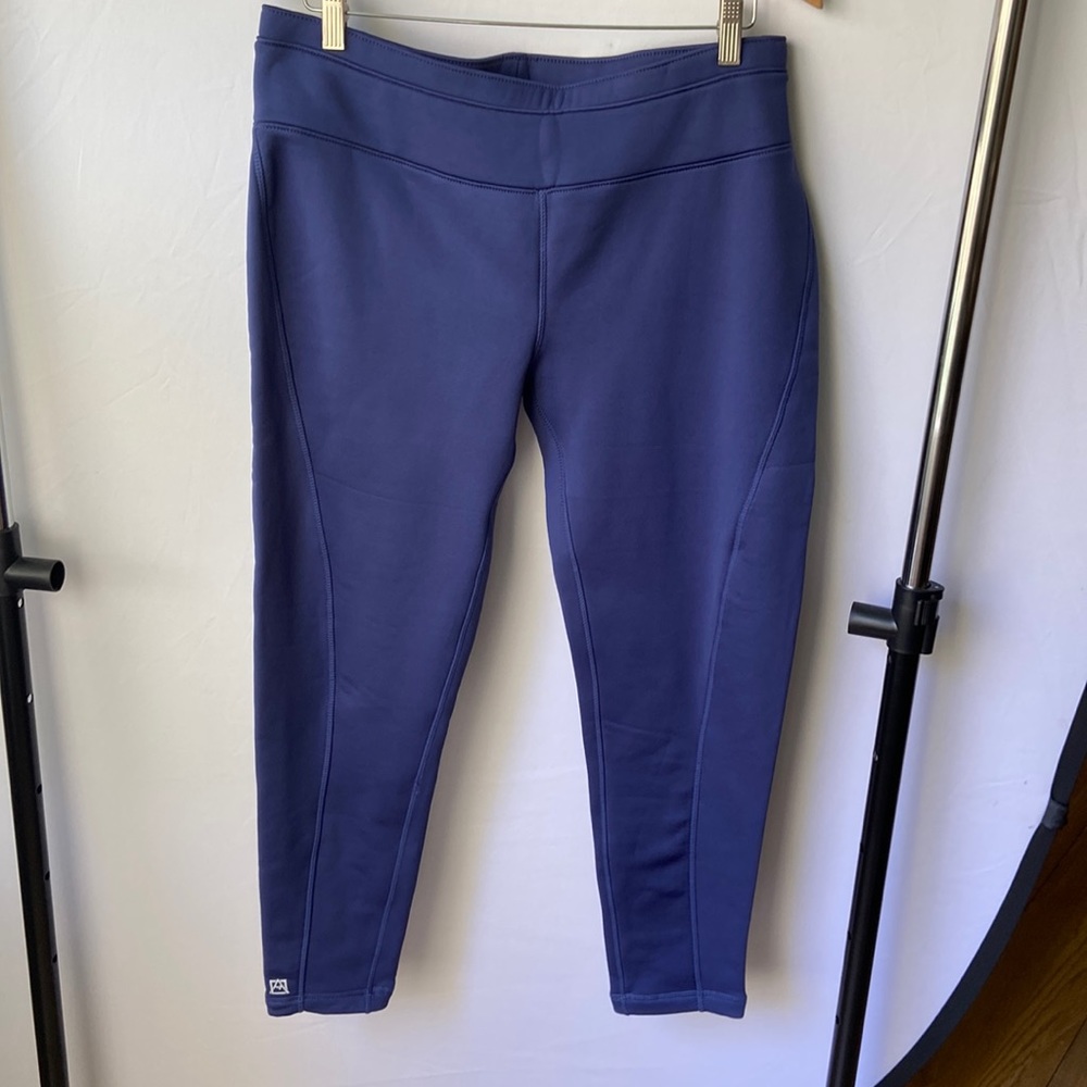 Women’s legging. Avalanche outdoor supply company. XL
